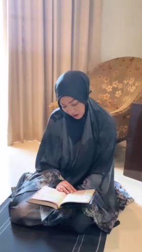Ada pula ruangan khusus untuk Angie melaksanakan ibadahnya