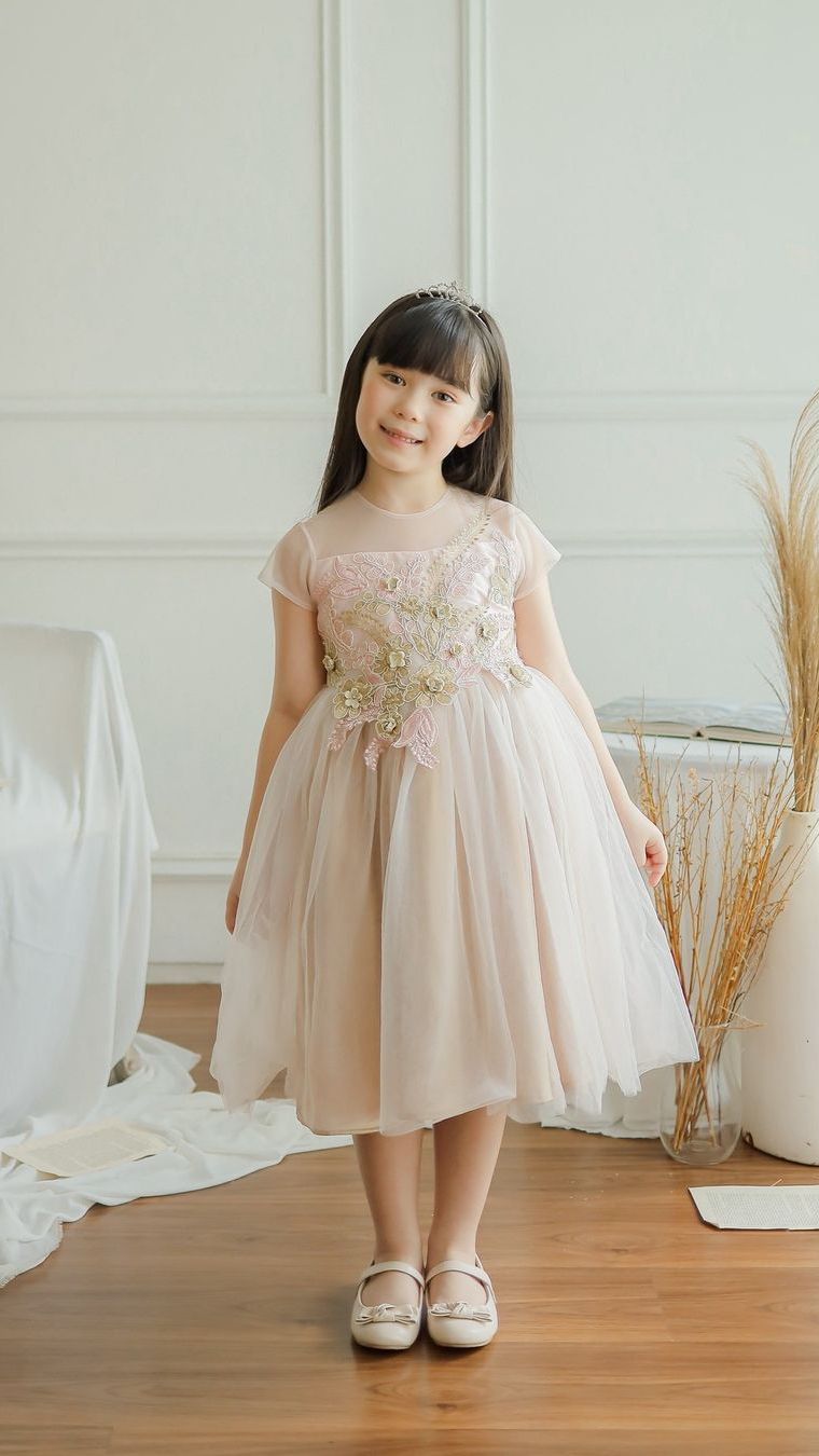 4. Perhatikan Aksesori pada Dress, Jangan Sampai Mengganggu Anak