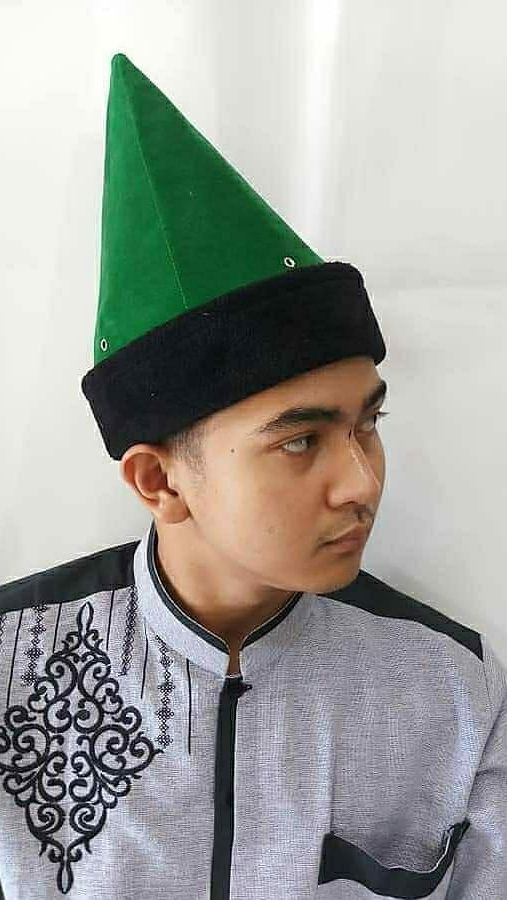 Peci Sufi dengan Bentuk yang Lebih Tinggi dari Peci Lainnya