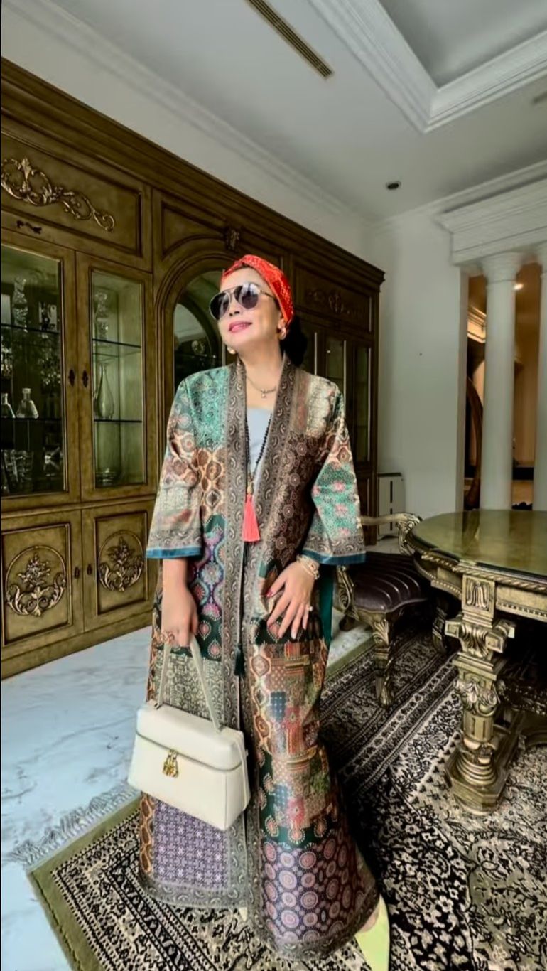 Terakhir Mayang sari mengenakan outer kaftan bercorak. Penampilannya itu dilengkapi headband warna merah.