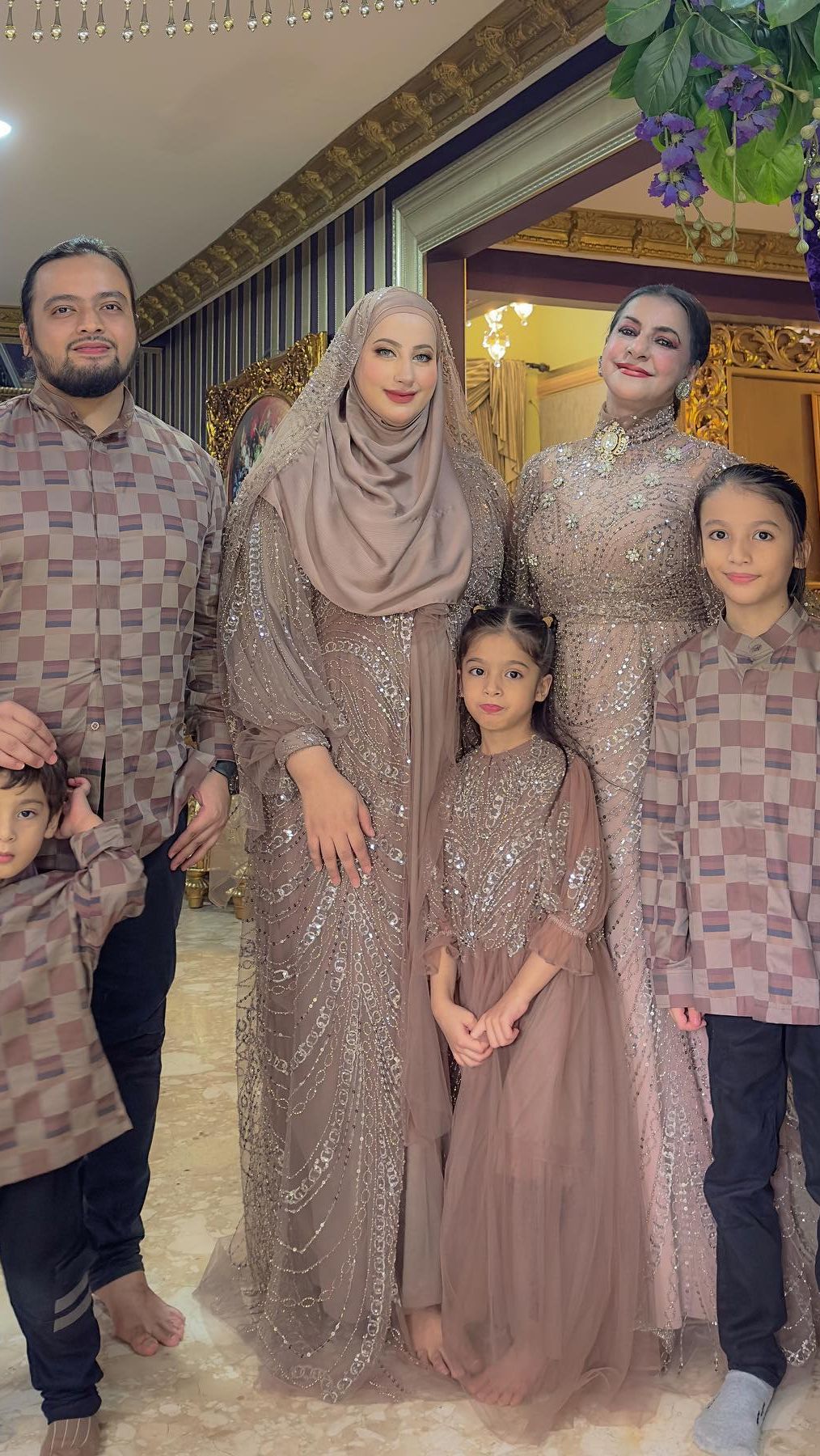 Tak satu frame dengan keluarga Tasya, namun Tasyi tetap mengabadikan momen bersama sang ibu.