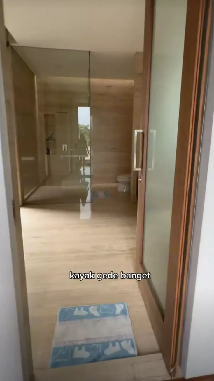 Toilet Valencia pun sangat lebar dengan desain ang menarik.