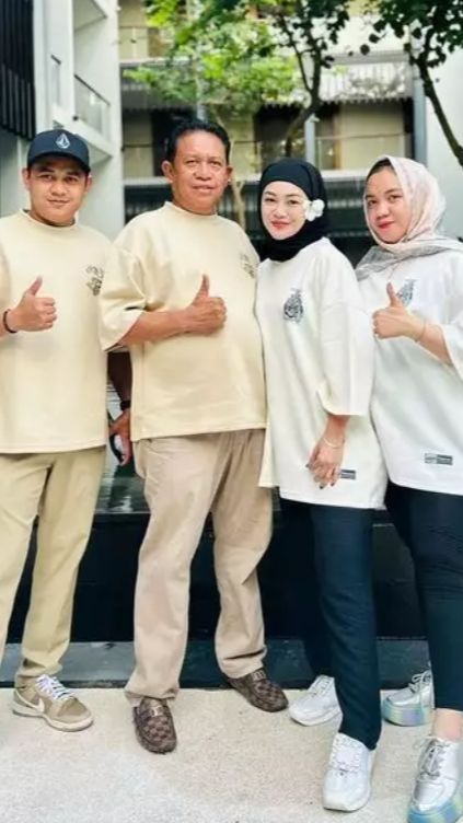 Ia merupakan putra Haji Alwi Ruslan yang dikenal sebagai pemilik perusahaan konstruksi yang berasal dari Kalimantan Timur