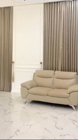 Di sudut kamarnya juga terdapat sofa berwarna krem senada dengan warna gordennya
