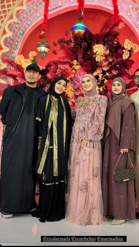 Monica Imas dan Rizal Armada tampil kompak dengan outfit serba hitam.