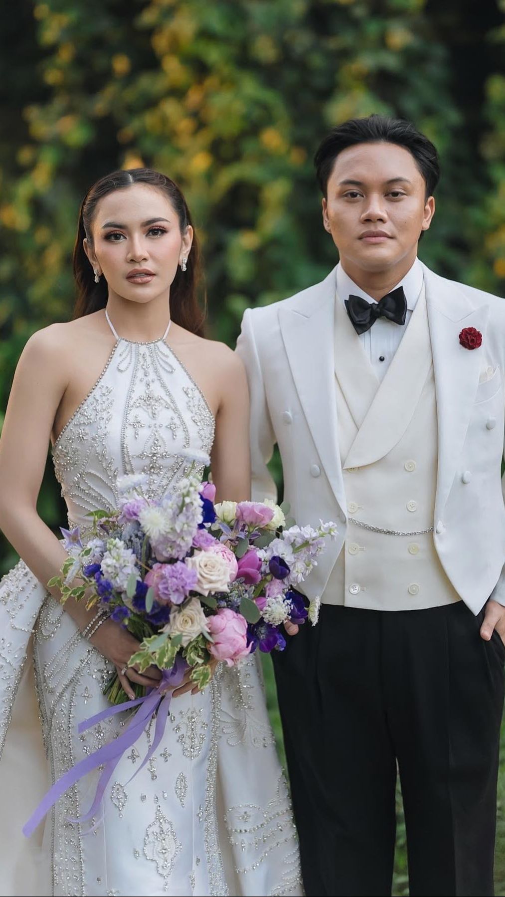 Sementara itu, Rizky tampil gagah dengan tuxedo putih yang dipadukan dengan celana dan sepatu hitam