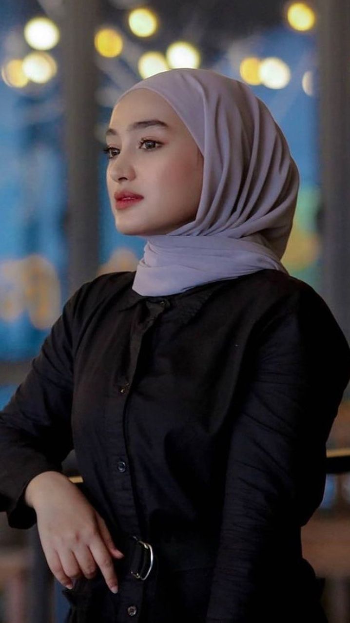 Paras cantiknya juga tak kalah mencuri perhatian. Terlebih ia memiliki darah keturunan Arab