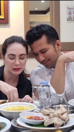 Emil juga sangat perhatian dengan sang istri. Ia selalu berusaha mendegarkan apapun cerita Arumi