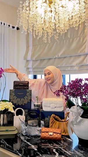 Rumah itu semakin elegan dengan hiasan lampu yang mewah.