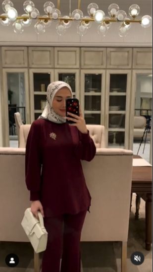 Ruang makan itu memiliki lemari yang menyimpan koleksi cantik.