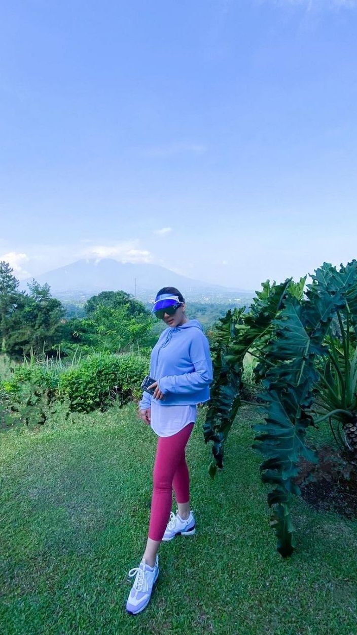 Rumah itu memiliki pemandangan gunung yang indah serta pepohonan hijau.