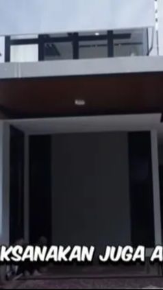 Rumah tersebut memiliki konsep minimalis dengnan dominasi warna putih dan hitam. Desainnya pun tampak modern dan sudah dilengkapi bergagai furniture mewah.