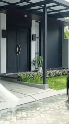 Halaman depannya terlihat luas dan asri. Tampaknya Ayu tinggal di komplek perumaha elit sehingga penampakan rumahnya begitu ekslusif.