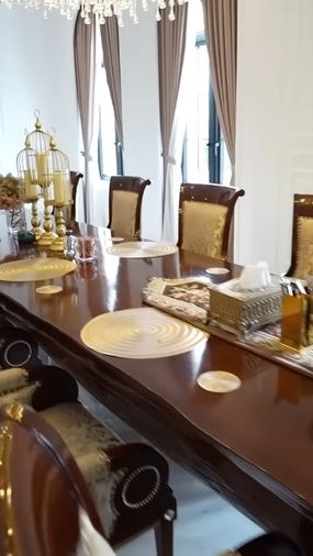 Tak jauh dari dapur, terdapat area makan dengan meja dan kursi yang sangat banyak. Meja makan juga terlihat sangat mahal dan kokoh dari kayu jati