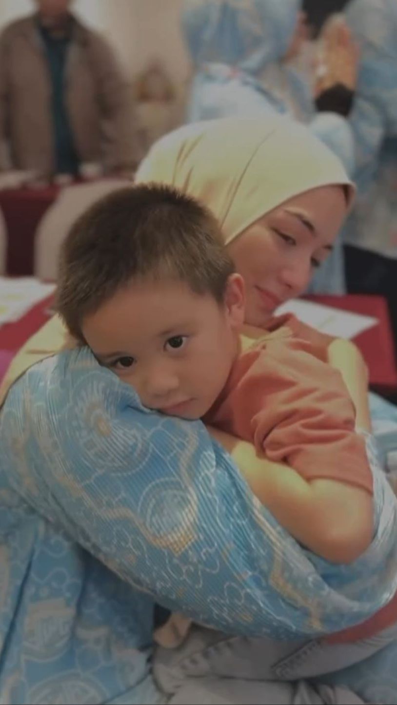 Ciki pun memeluk putranya yang akan ditinggal belasan hari olehnya.