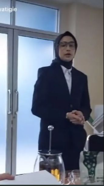Meski begitu di tengah kesibukannya sebagai ibu rumah tangga, ia berhasil menyelesaikan pendidikan S1.