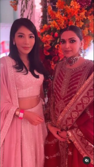 Di hari yang laen, Irena mengenakan busana sari india berwarna pink yang menawan.