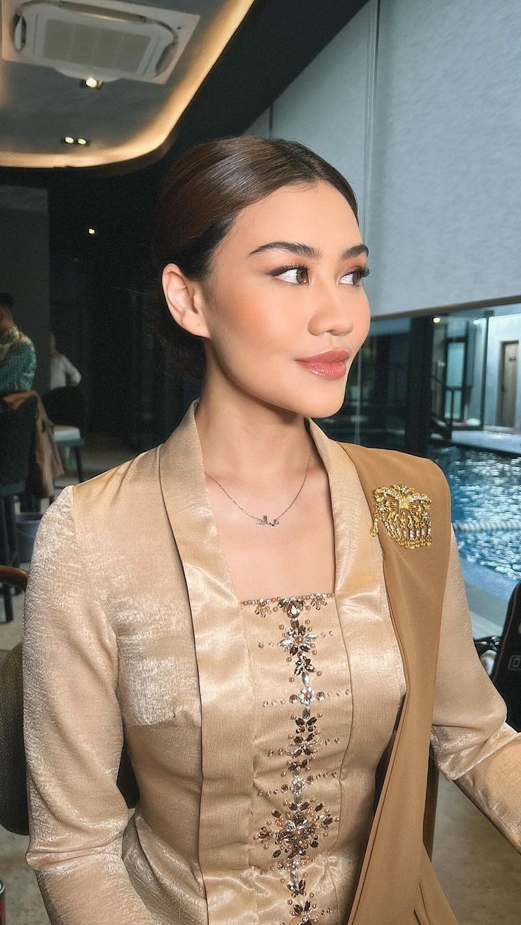 Kendati begitu, beberapa netizen memuji gaya Aalyah yang begitu elegan di acara tersebut.