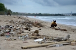 Tumpukan Sampah Cemari Pantai Kuta