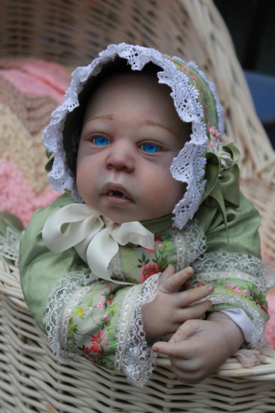 Seram boneka  bayi  vampir ini terlihat hidup merdeka com