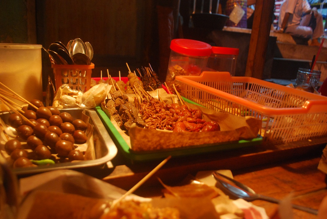 Menyantap nasi kucing di angkringan merdeka com