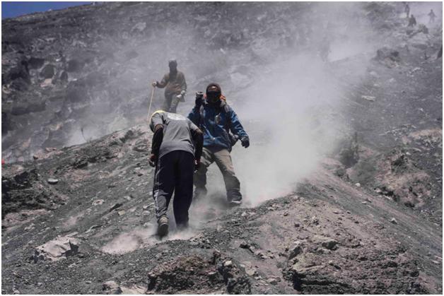 Tarpin mendaki Gunung Semeru dengan berjalan mundur