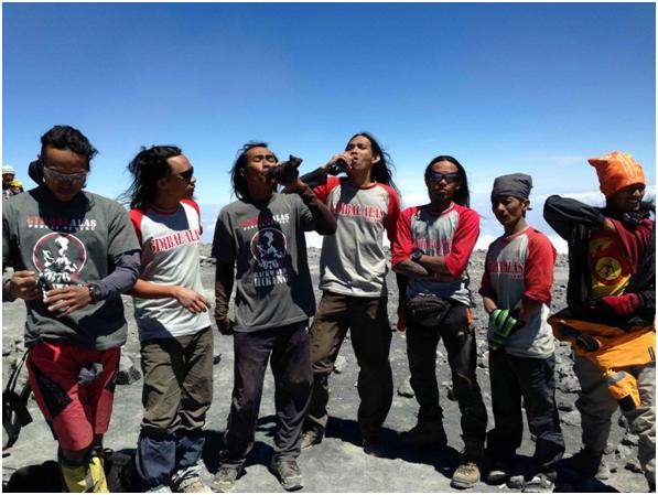 Tarpin mendaki Gunung Semeru dengan berjalan mundur