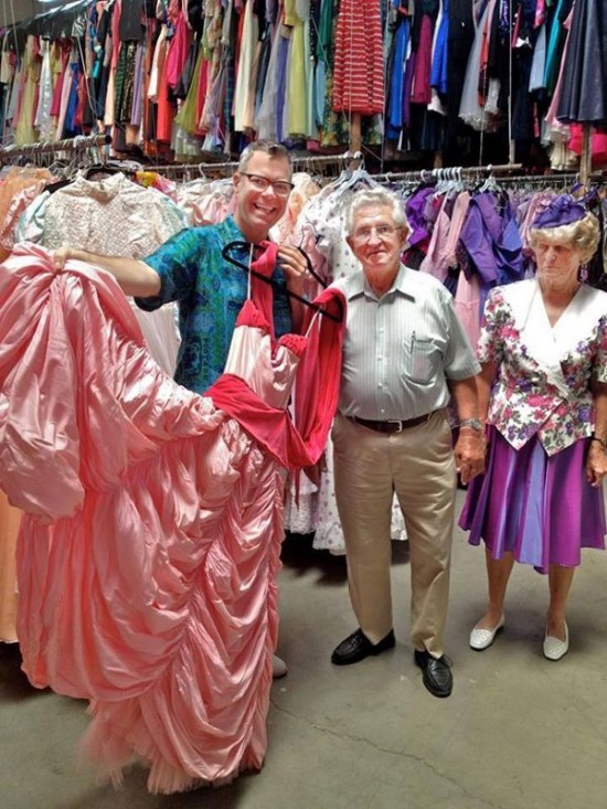 Pria ini belikan 55 ribu gaun untuk istrinya