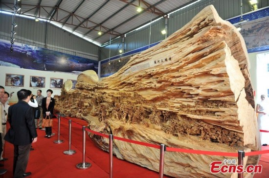 Seniman China pamerkan ukiran  kayu  terpanjang di dunia 