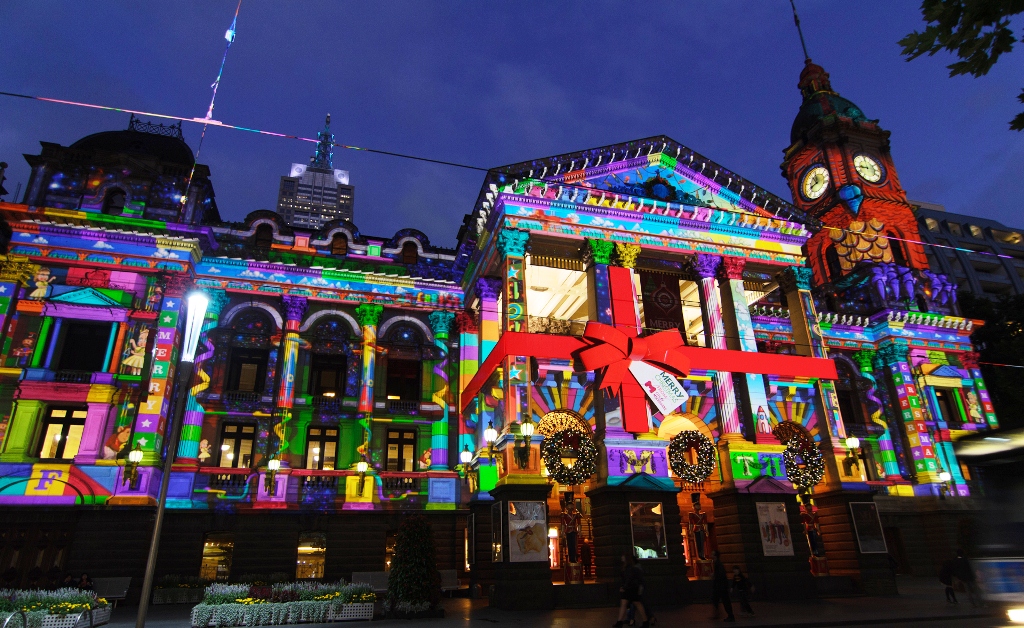 Melbourne Town Hall yang telah dibungkus untuk menjadi Hadiah Natal 