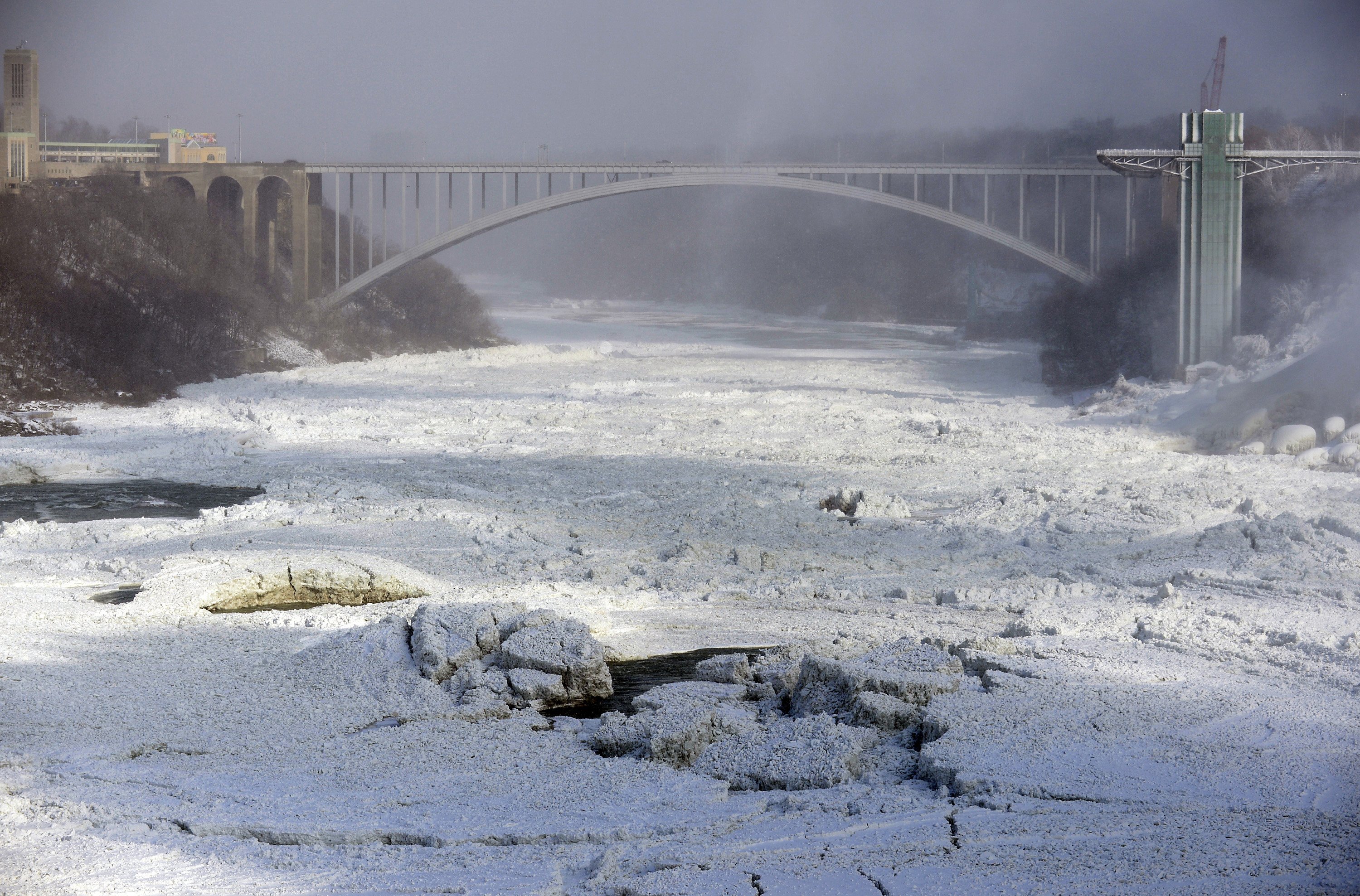 Keindahan air  terjun  Niagara  yang membeku  terkena Polar 