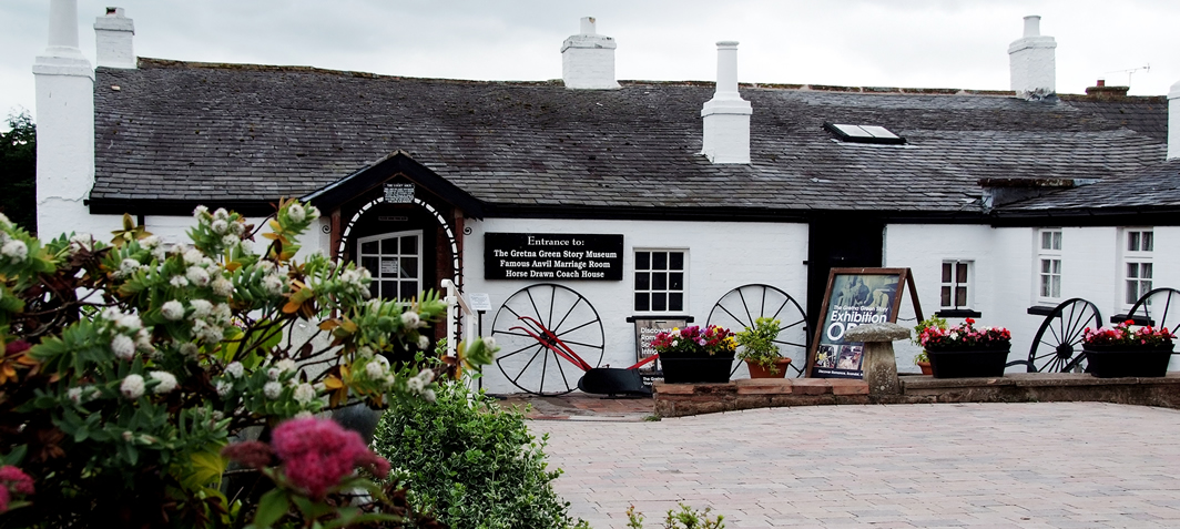 besi yang menjadi lokasi bersejarah bagi pernikahan ala gretna green