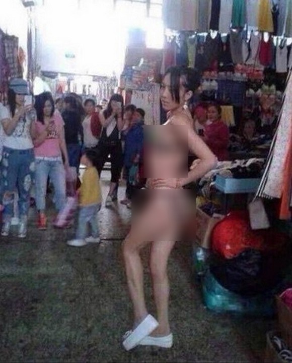 peragakan lingerie di tengah pasar