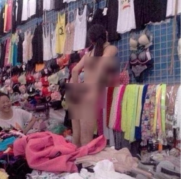 peragakan lingerie di tengah pasar
