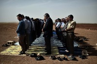 salat jumat di perbatasan suriah turki