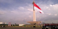 putih raksasa di monas