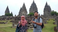 dengan latar belakang candi prambanan