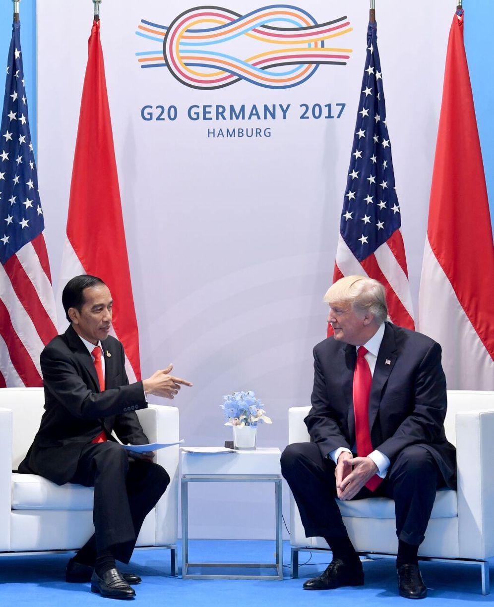  /></p>
<p><strong>Mengenai kerja sama pemerintah AS dan Indonesia, apa poin pembicaraan antara Presiden Joko Widodo dan Donald Trump?</strong></p>
<p>Yang saya pahami yang bicarakan lebih kepada pengadaan alatnya. Jadi Amerika itu, paling tidak saya mengikuti berita, lembaganya seperti NASA, Aerospace, sekarang pun membuat ventilator begitu besar. Kemudian di Inggris pabrik biasanya buat F1 Mclaren juga bikin ventilator.</p>
<p>Jadi memang ada kebutuhan ventilator yang besar. Barang kali itu yang dibicarakan AS dan Presiden Jokowi. Kalau Amerika bisa memproduksi dengan jumlah besar, maka mereka siap memenuhi kebutuhan di Indonesia yang memang masih cukup besar.</p>
<p>Tapi kalau dilihat perkembangan ventilator Indonesia, bisa diupdate kepada Anda, sudah ada 4 prototipe dan sudah selesai pengujian di Kementerian Kesehatan. Terutama pengujian alatnya di Balai Pengamanan faskes kesehatan. Keempat itu prototipe dari UI, ITB, BPTT dan PT Darma (swasta). Masing-masing ini jenisnya beda-beda tidak berkompetisi satu sama lain, tapi justru saling mengisi.</p>
<p>Dari 4 prototipe tersebut, kalau uji klinis sudah selesai targetnya minggu depan, kita mulai bisa melihat hasil dari ventilator made in Indonesia. Jadi bukan hanya made in and desain Indonesia. Kemudian pertengahan Mei, sekitar 18 Mei, barangkali bisa produksi dalam jumlah besar. Karena setelah prototipe ini pengujian kan produksi. Produksi pengujian ini tidak mudah, karena tidak ada perusahaan Indonesia sebelumnya yang bikin ventilator.</p>
<p>Ventilator ini 100 persen impor. Karenanya kita mengajak perusahaan-perusahaan tidak dalam bidang alkes untuk mau buat ventilator, seperti NASA, Mclaren tadi. Kalau di Indonesia PT DI, PT LAN terlibat, PT PINDAD yang biasanya bikin senjata pun terlibat. Indofarma yang punya farmasi juga terlibat. Jadi kita agak bervariasi, yang penting industri mau memproduksi. Paling penting Kementerian Kesehatan dan Gugus Tugas juga sudah komit untuk melakukan pengadaan terhadap ventilator yang diusulkan dari putra-putri bangsa kita sendiri.</p></amp-layout><amp-layout class=