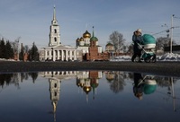 mendorong kereta dorong di dekat kremlin di tula selatan moskow