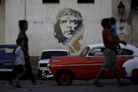 berjalan melewati lukisan pahlawan revolusioner che guevara di havana