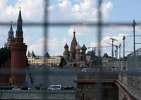 kremlin dan katedral st basil pada musim panas di pusat kota moskow