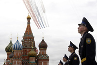 rusia terbang di atas lapangan merah dan kremlin selama latihan parade militer di moskow