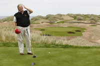 donald trump saat bermain golf