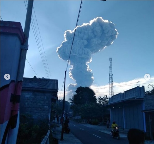 https://cdns.klimg.com/merdeka.com/i/w/foto/2018/05/11/495684/m/erupsi-merapi-001-lia-harahap.jpg