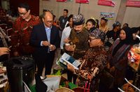 bersama duta besar ri untuk malaysia rusdi kirana saat menghadiri indonesia archipelago exhibition 2019 di malaysia