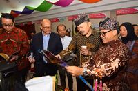 bersama duta besar ri untuk malaysia rusdi kirana saat menghadiri indonesia archipelago exhibition 2019 di malaysia