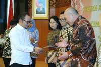 hanif dhakiri hadiri penghargaan pegawai pensiun