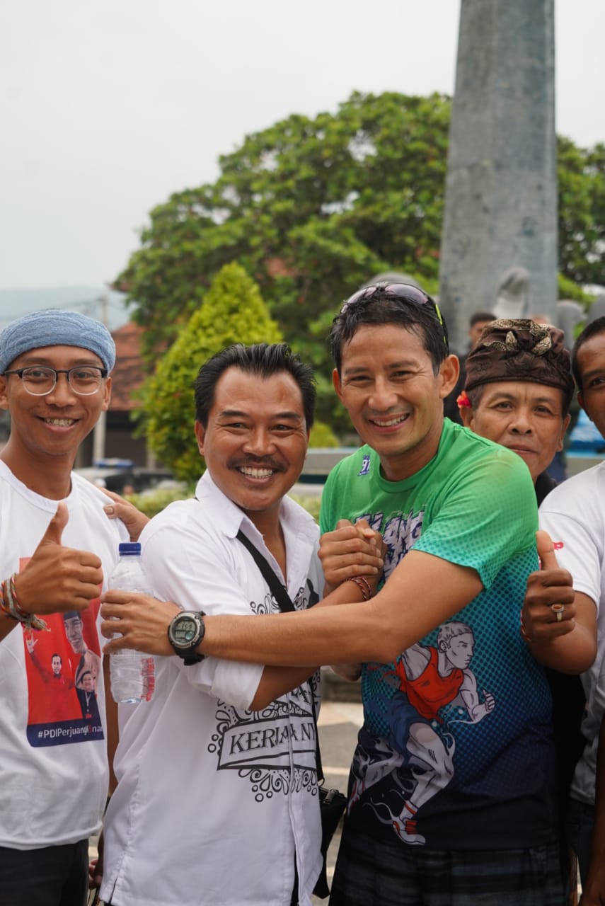 Foto Bareng Pendukung Jokowi di Bali, Sandiaga Berpose 