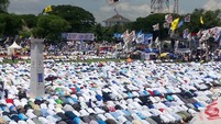 salat dzuhur di stadion sriwedari