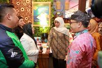 membuka pameran dan simposium pelayanan publik di banyuwangi